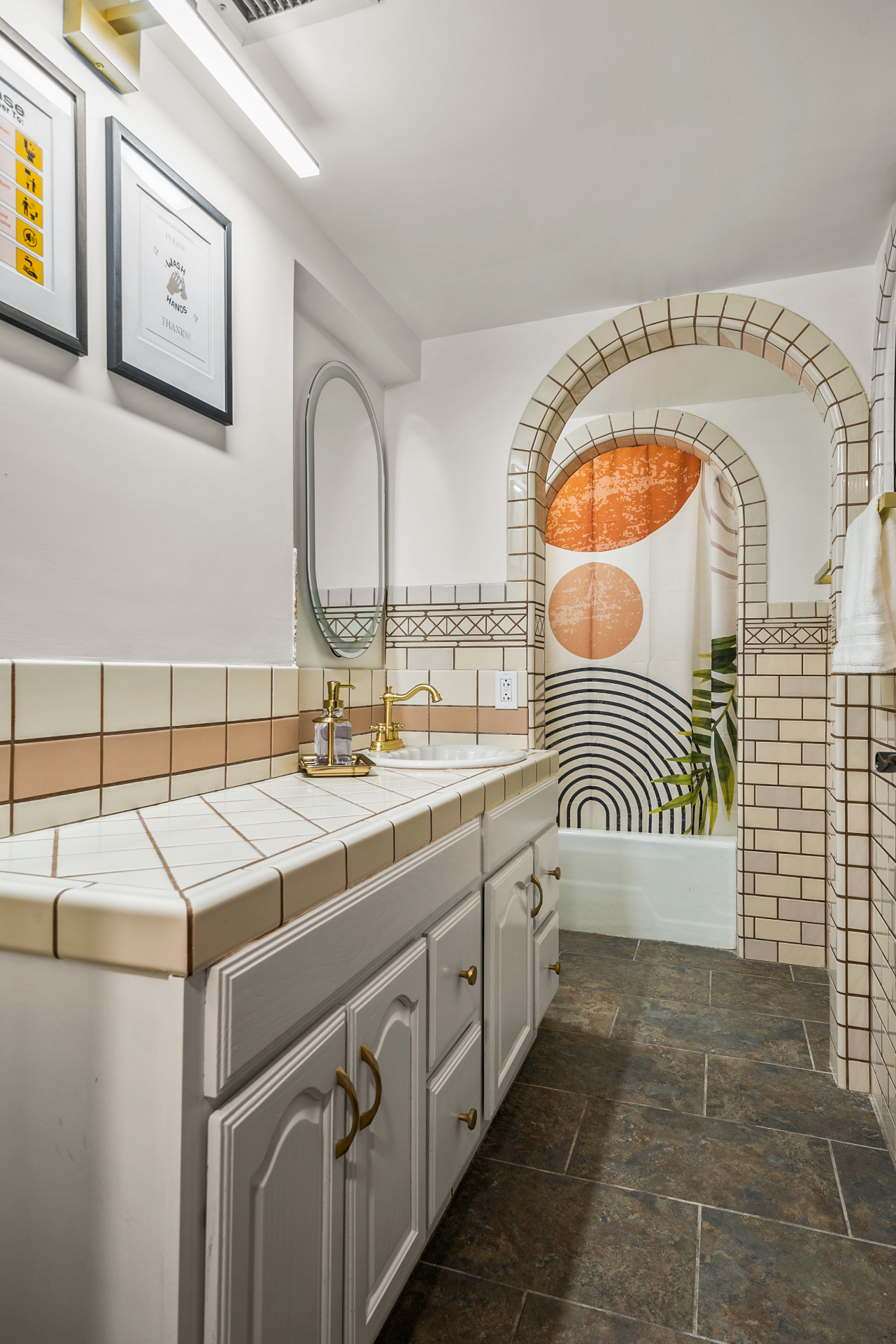 A full shared bathroom, freshly appointed. — view 1