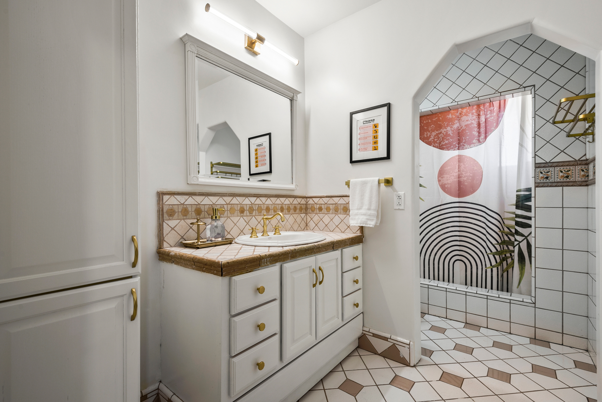 A second shared bathroom, equally cared for. — view 1